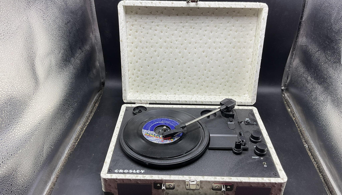 Crosley Cruiser Plus CR8005F-WO suitcase turntable in white ostrich textured finish, view 5