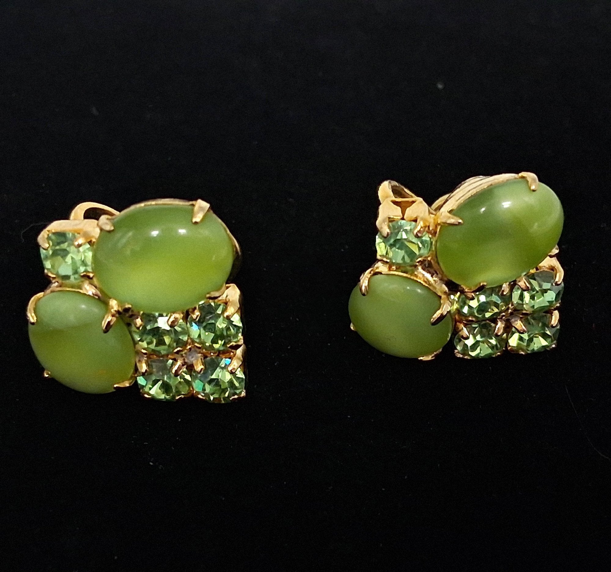 Vintage Tres Jolie Gold Tone Green Cabochon Rhinestone Screw-Back Earrings