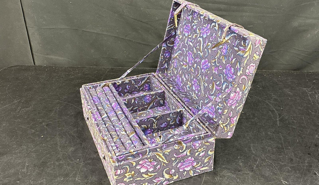 AGE REVIEW Floral Fabric Jewelry Box With Ring Rolls