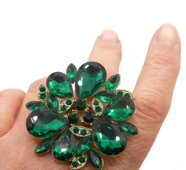 Vintage Gold Tone Green Rhinestone Cluster Stretch Cocktail Ring