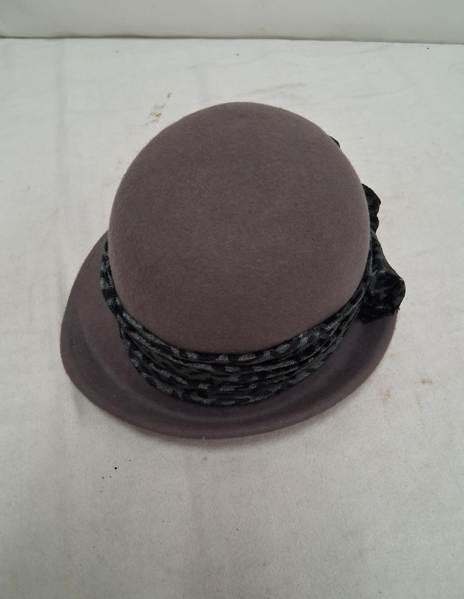 Scala Pronto Wool Felt Cloche Hat with Leopard-Print Ribbon, Soft Gray Vintage-Style Women’s Hat