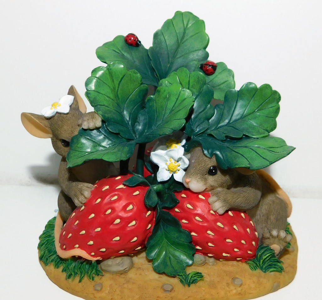 2003 Fitz and Floyd Charming Tails Sometimes Love Is Berry Shy Figurine