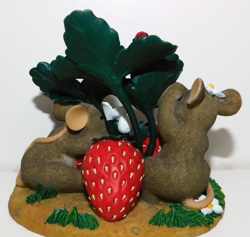 2003 Fitz and Floyd Charming Tails Sometimes Love Is Berry Shy Figurine