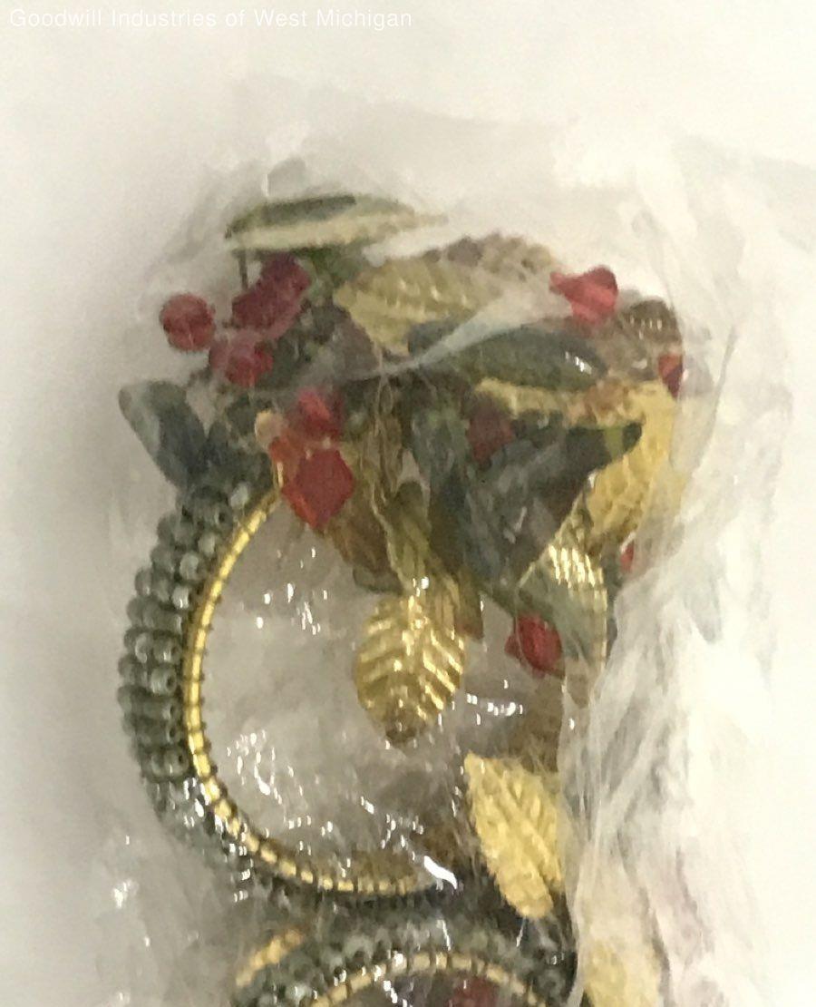 AGE REVIEW Set of 8 Gold Tone Green and Red Beaded Napkin Rings with Leaf Accents