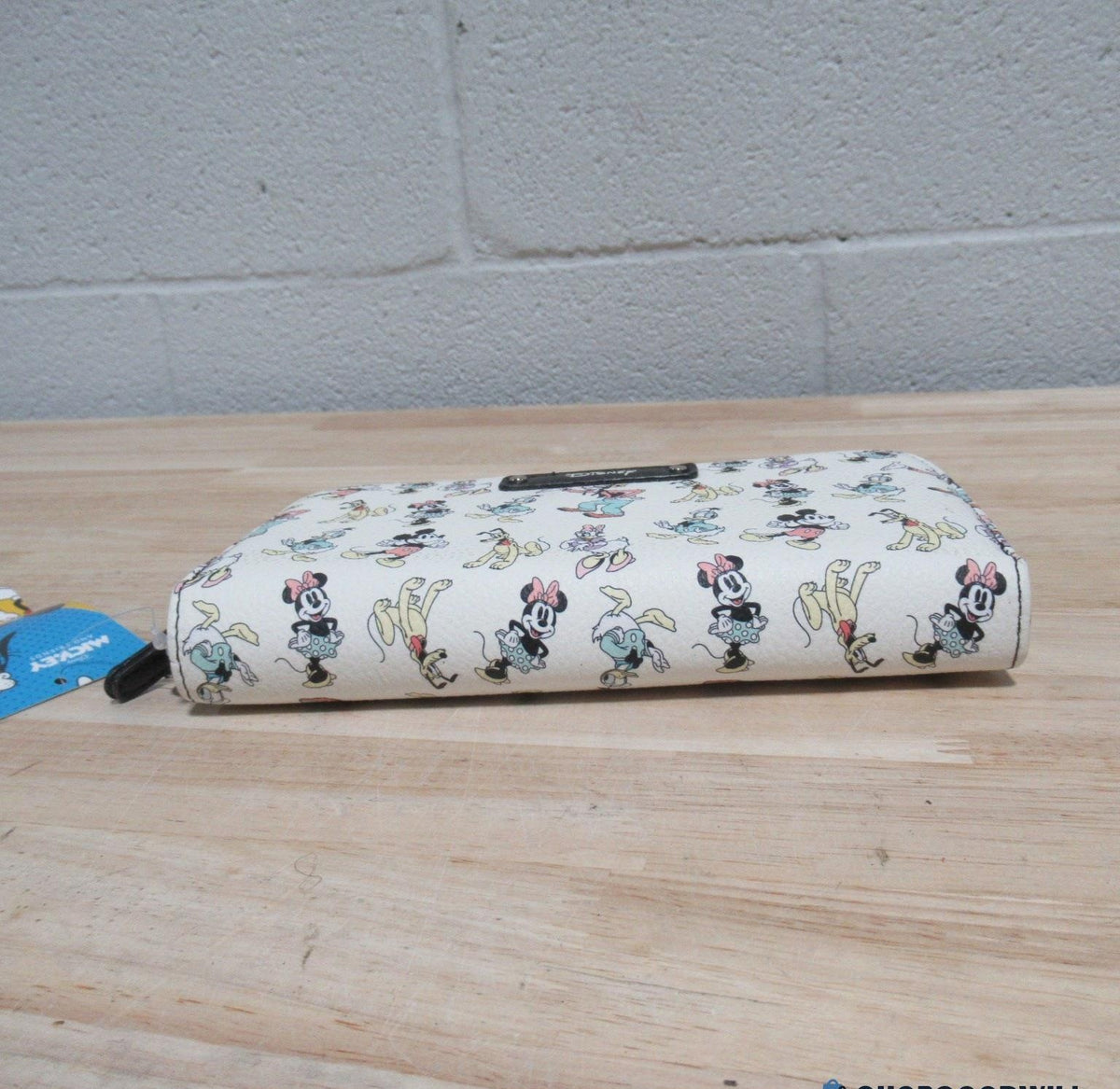 Disney Mickey & Friends White Multicolor NWT Women's Wrist Wallet
