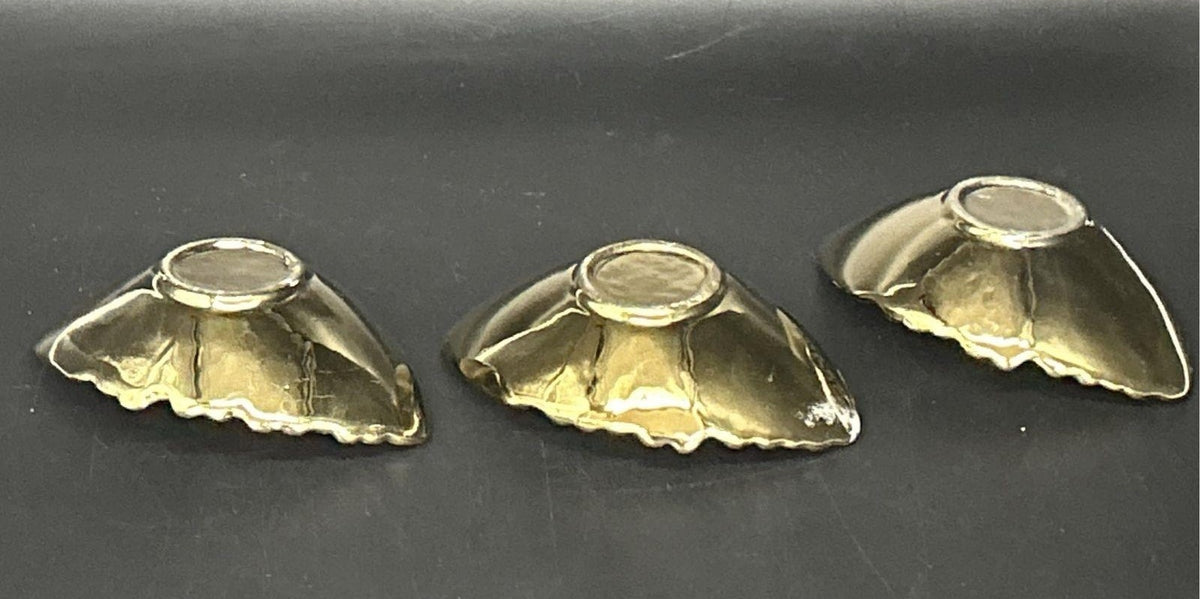 White shell-form dessert bowls with gold trim and gold-tone spoons in their box, view 9