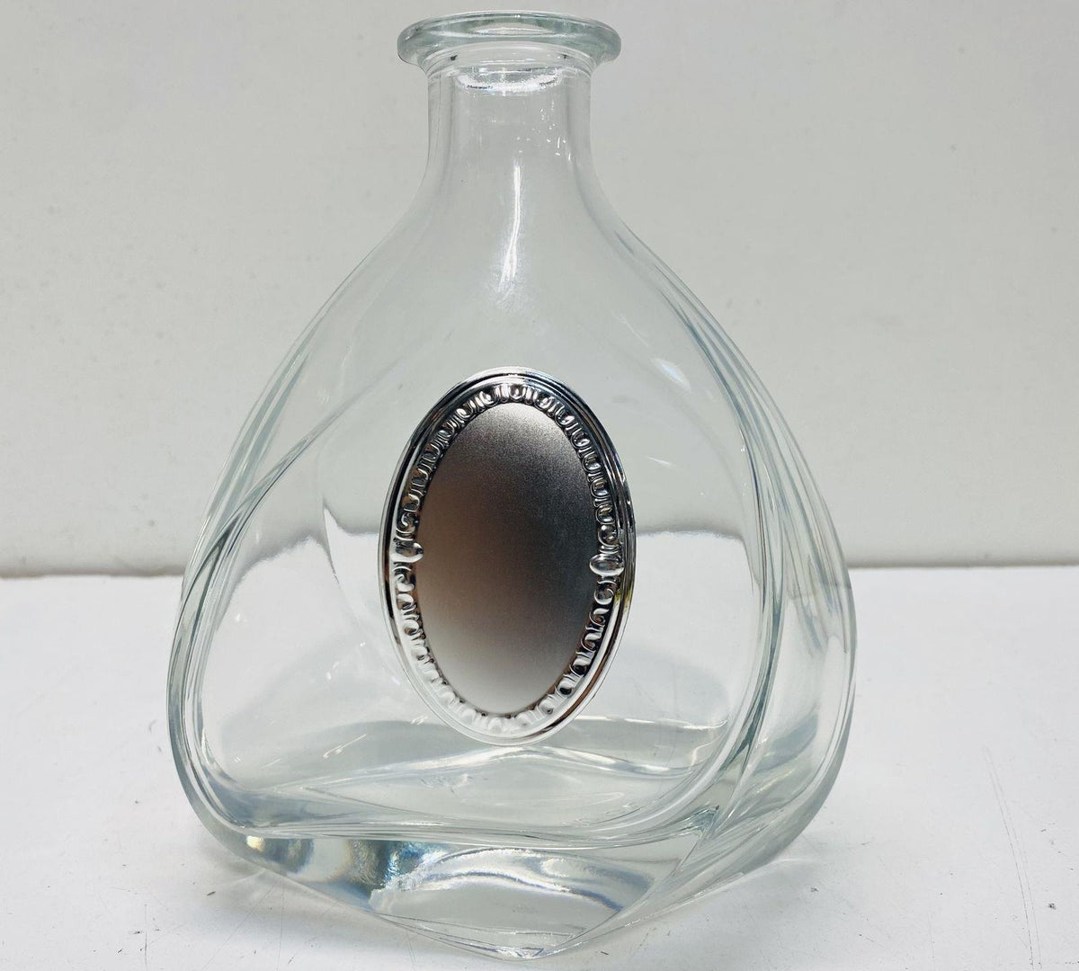 Faceted clear glass decanter with oval label detail, six shot glasses and white gift box, view 11