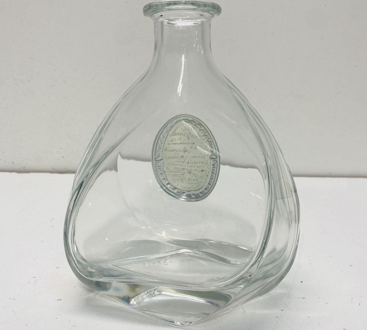 Faceted clear glass decanter with oval label detail, six shot glasses and white gift box, view 6