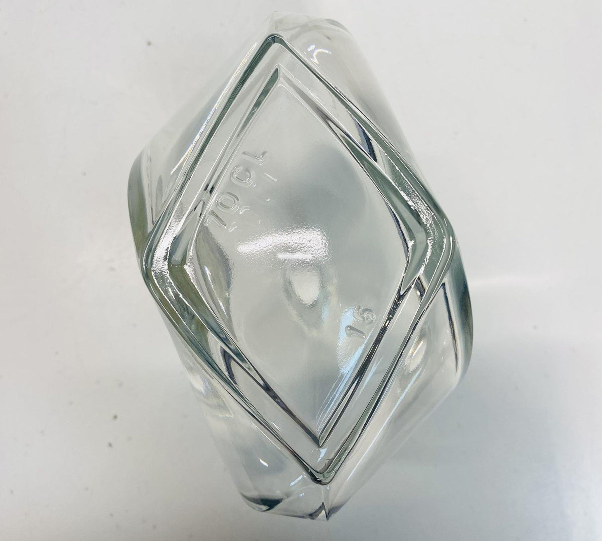Faceted clear glass decanter with oval label detail, six shot glasses and white gift box, view 7