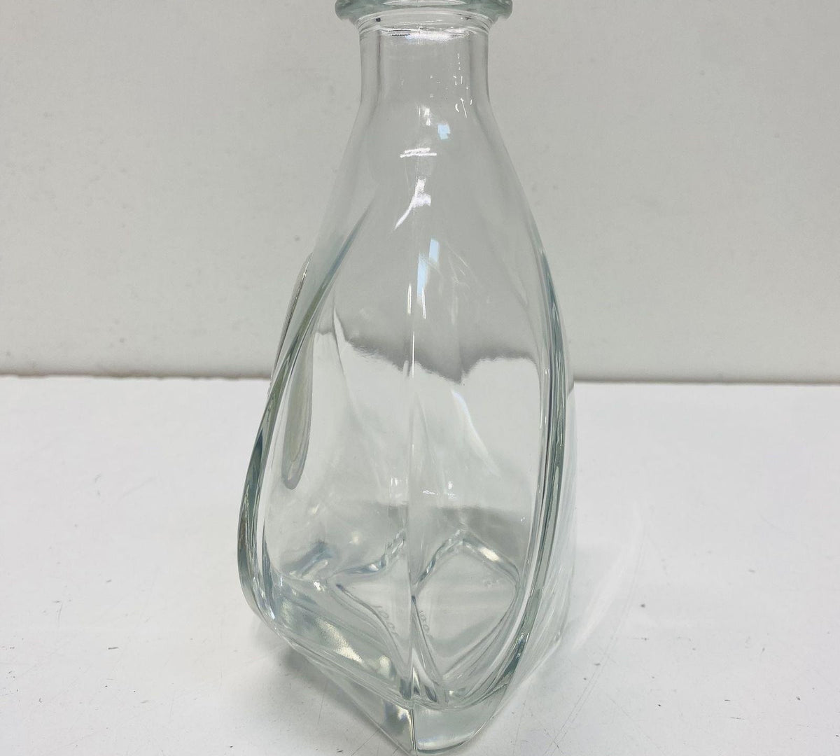 Faceted clear glass decanter with oval label detail, six shot glasses and white gift box, view 10