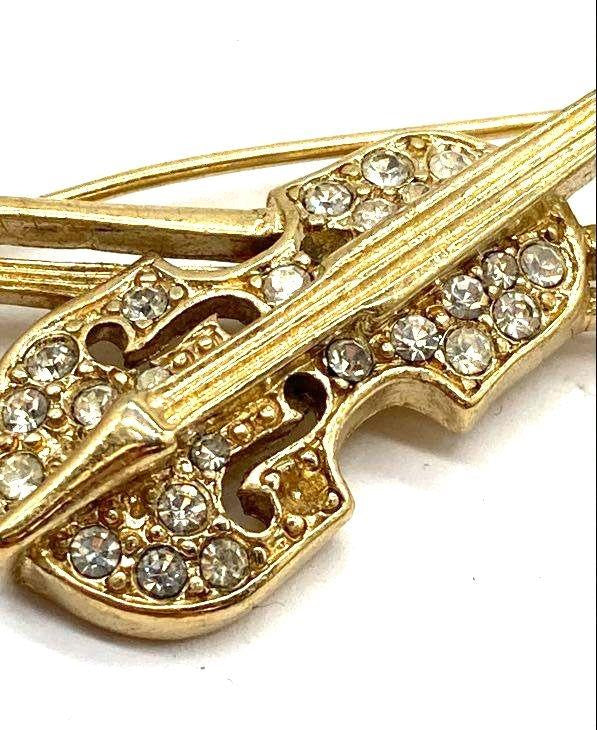 1980s–1990s Trifari Gold Tone & Crystal Rhinestone Violin Brooch Pin For Repair