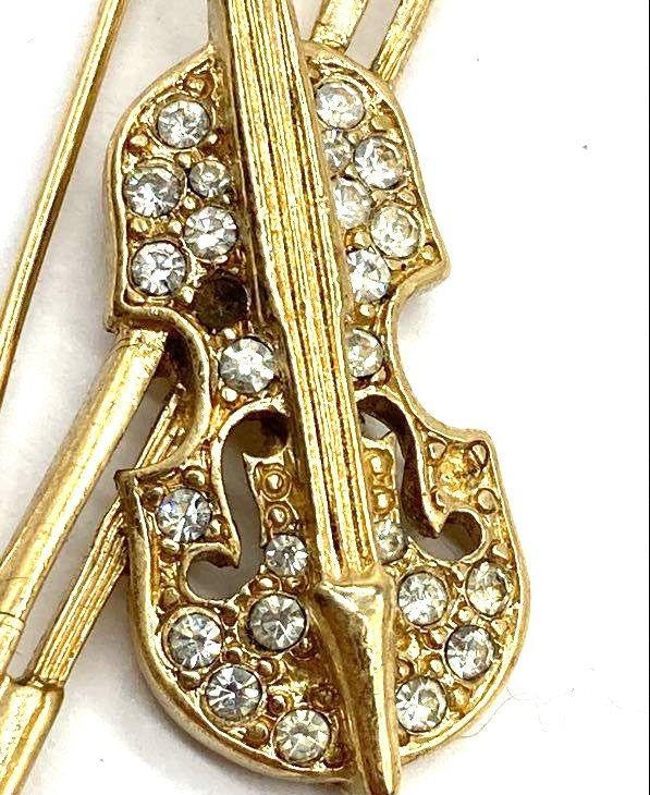 1980s–1990s Trifari Gold Tone & Crystal Rhinestone Violin Brooch Pin For Repair