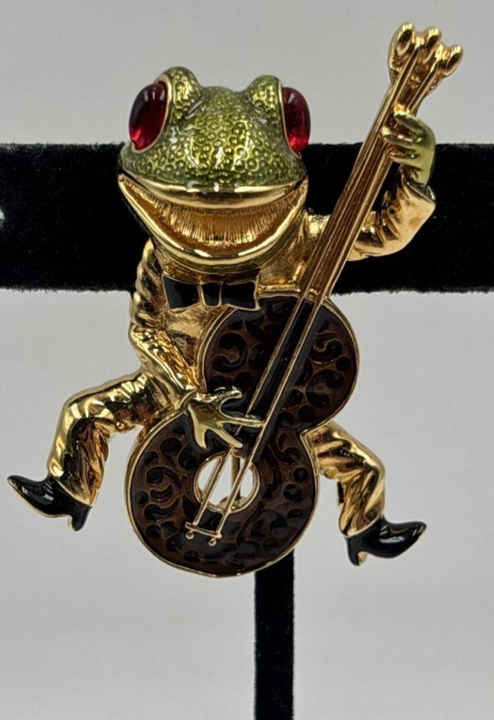 Gold-tone enamel frog musician brooch playing a guitar, view 2