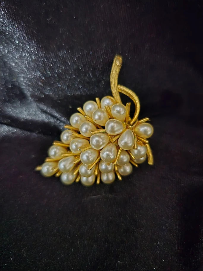 Vintage ART Pearl Grape Cluster Brooch – Gold Tone Faux Pearl Mid-Century Design