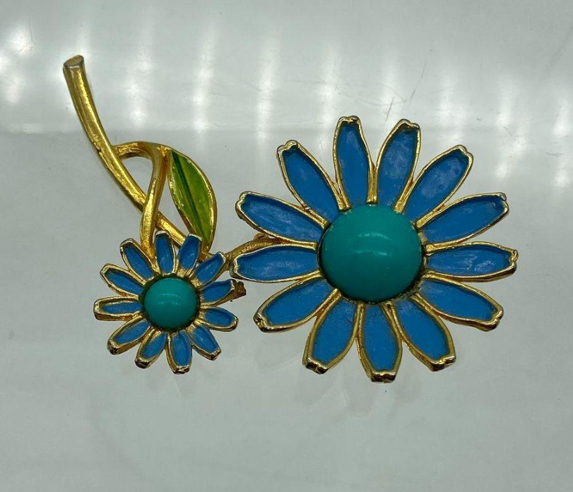 Signed Weiss blue enamel double daisy brooch with turquoise-colored centers and green leaf, view 3