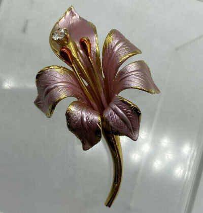Cerrito Vintage Enamel Lily Brooch – Pink Enamel Flower Gold Tone w Rhinestone Accent