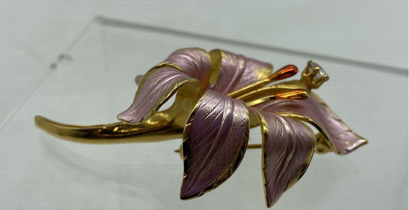 Cerrito Vintage Enamel Lily Brooch – Pink Enamel Flower Gold Tone w Rhinestone Accent