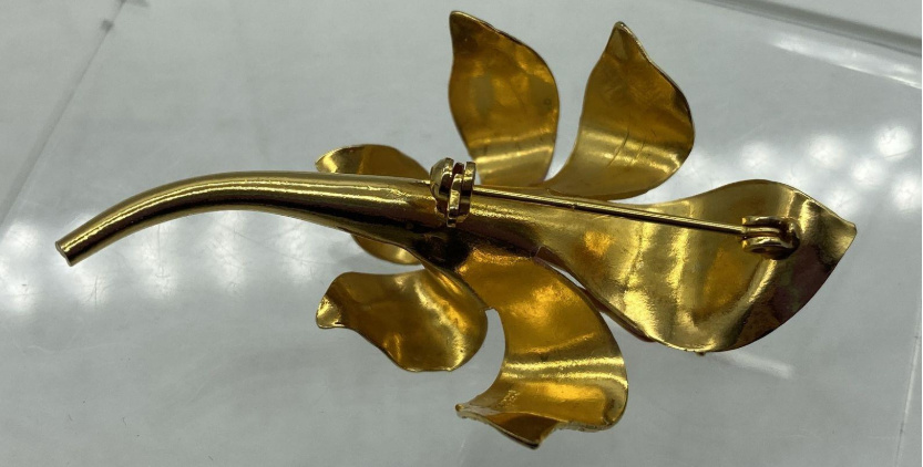 Cerrito Vintage Enamel Lily Brooch – Pink Enamel Flower Gold Tone w Rhinestone Accent