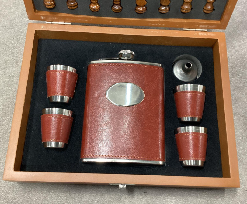 Gentleman’s Wooden Chess & Hip Flask Gift Set Leather Flask Shot Cups Bar Set w Case