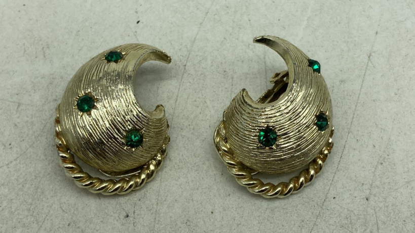 Gold-tone leaf brooch and matching clip-on earrings with green rhinestones, view 6