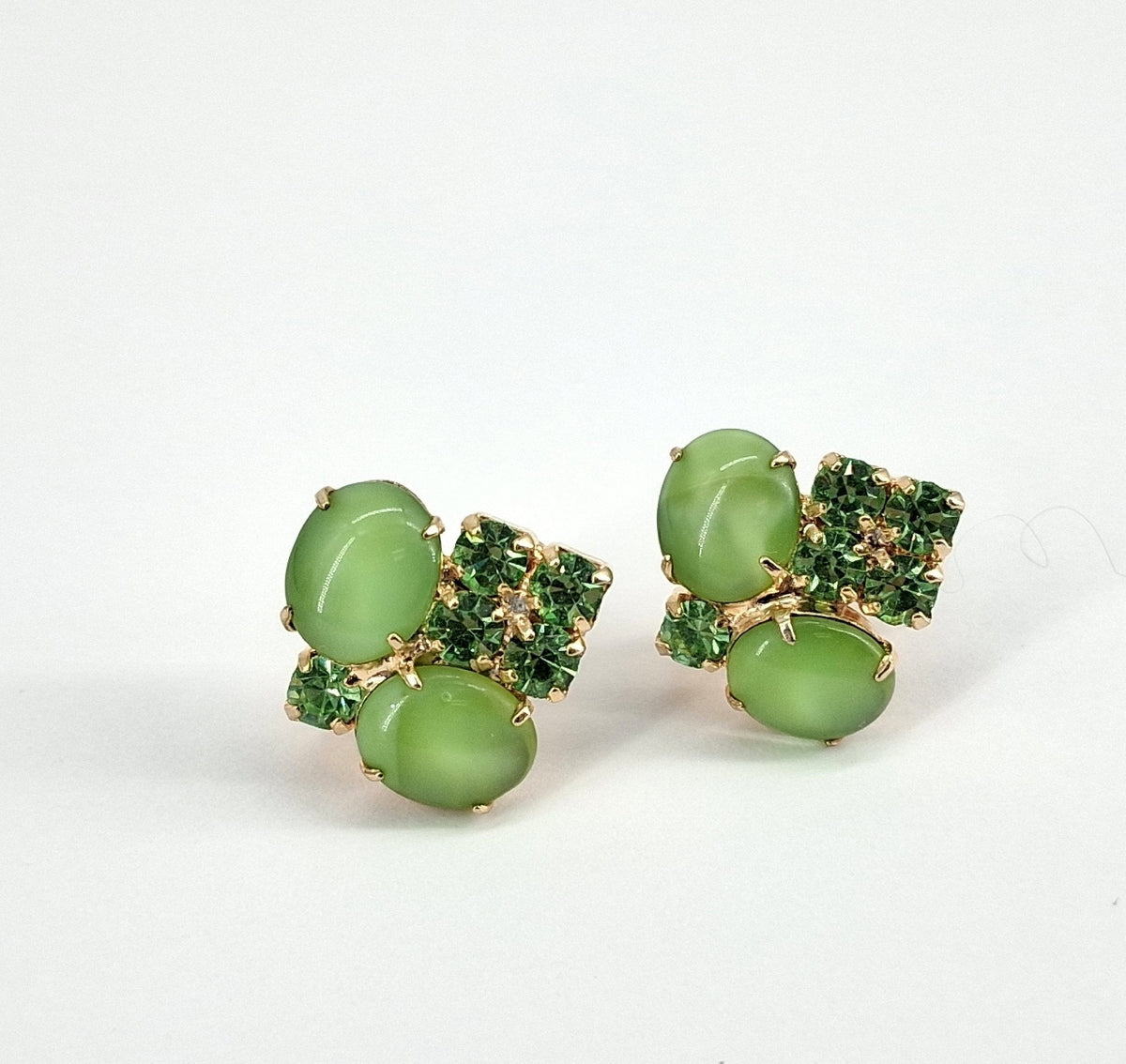 Vintage Tres Jolie Gold Tone Green Cabochon Rhinestone Screw-Back Earrings
