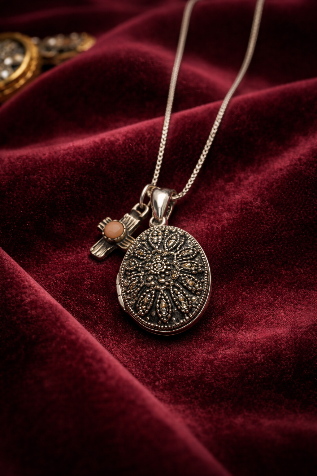 Vintage Sterling Silver Floral Locket Pendant Necklace with Chain | 925 Thailand