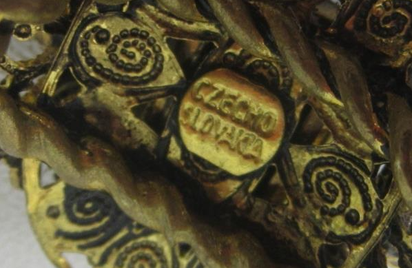 Vintage Signed Gold Tone Black Czech Slovakia Glass Filigree Size 7 Ring