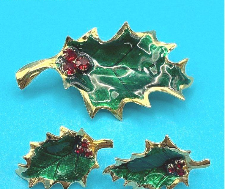 Vintage 2pc. Green Enameled Gold Tone Red Rhinestone Holly Leaf Jewelry Set