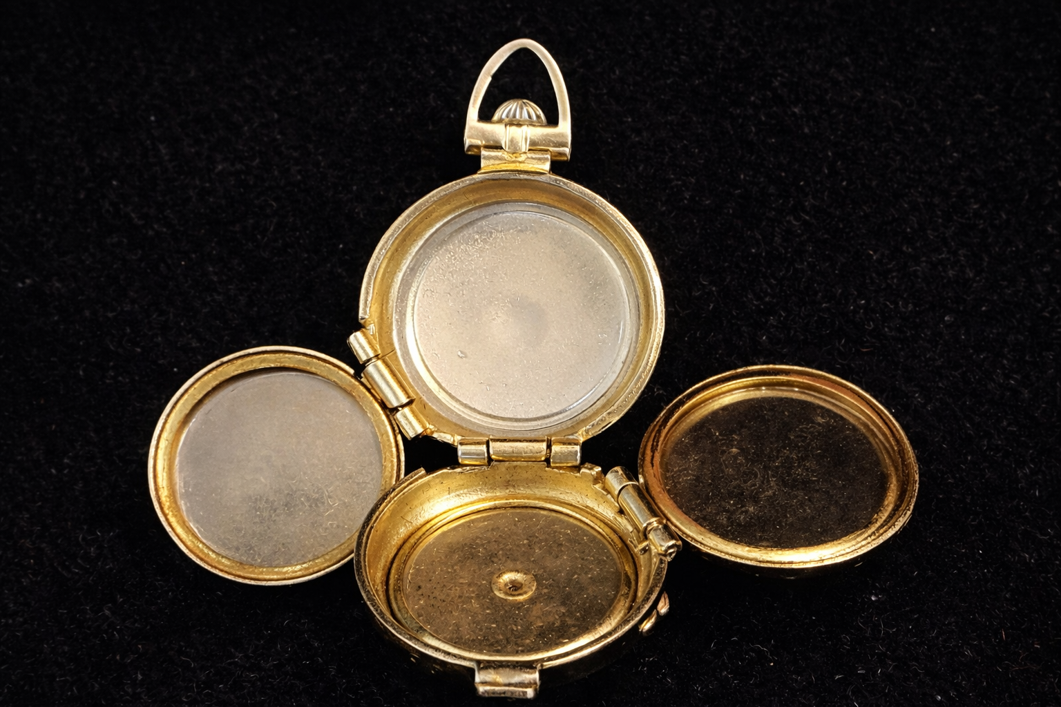 JWL3 Vintage Coro Pegasus Rhinestone Heart Photo Locket Necklace (Signed)