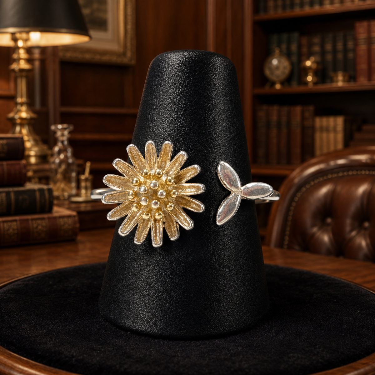 Silver sunflower ring with small floral face, size 7.5