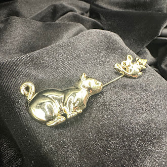 Signed AJC gold-tone bar pin with a cat at one end and a mouse at the other, view 3