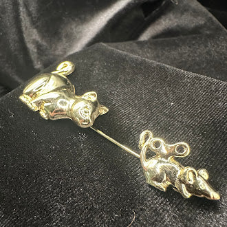 Signed AJC gold-tone bar pin with a cat at one end and a mouse at the other, view 4