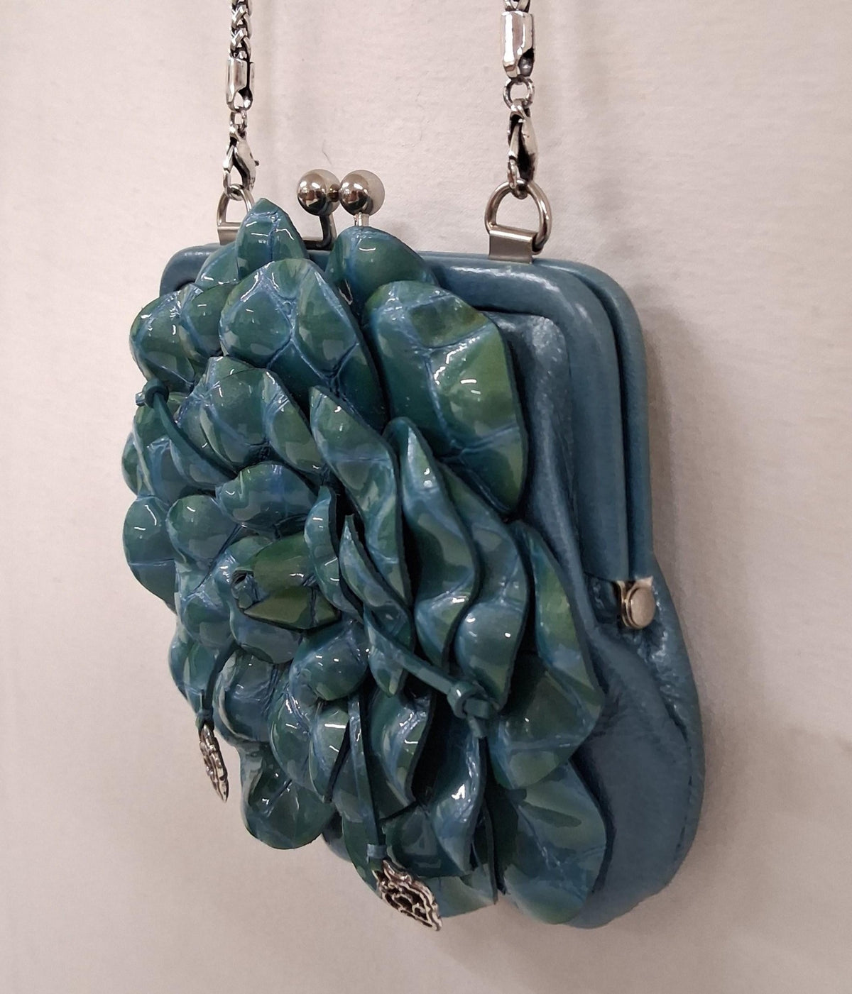 Blue coin purse handbag with sculpted flower front, kiss-lock frame and silver-tone chain strap, view 5