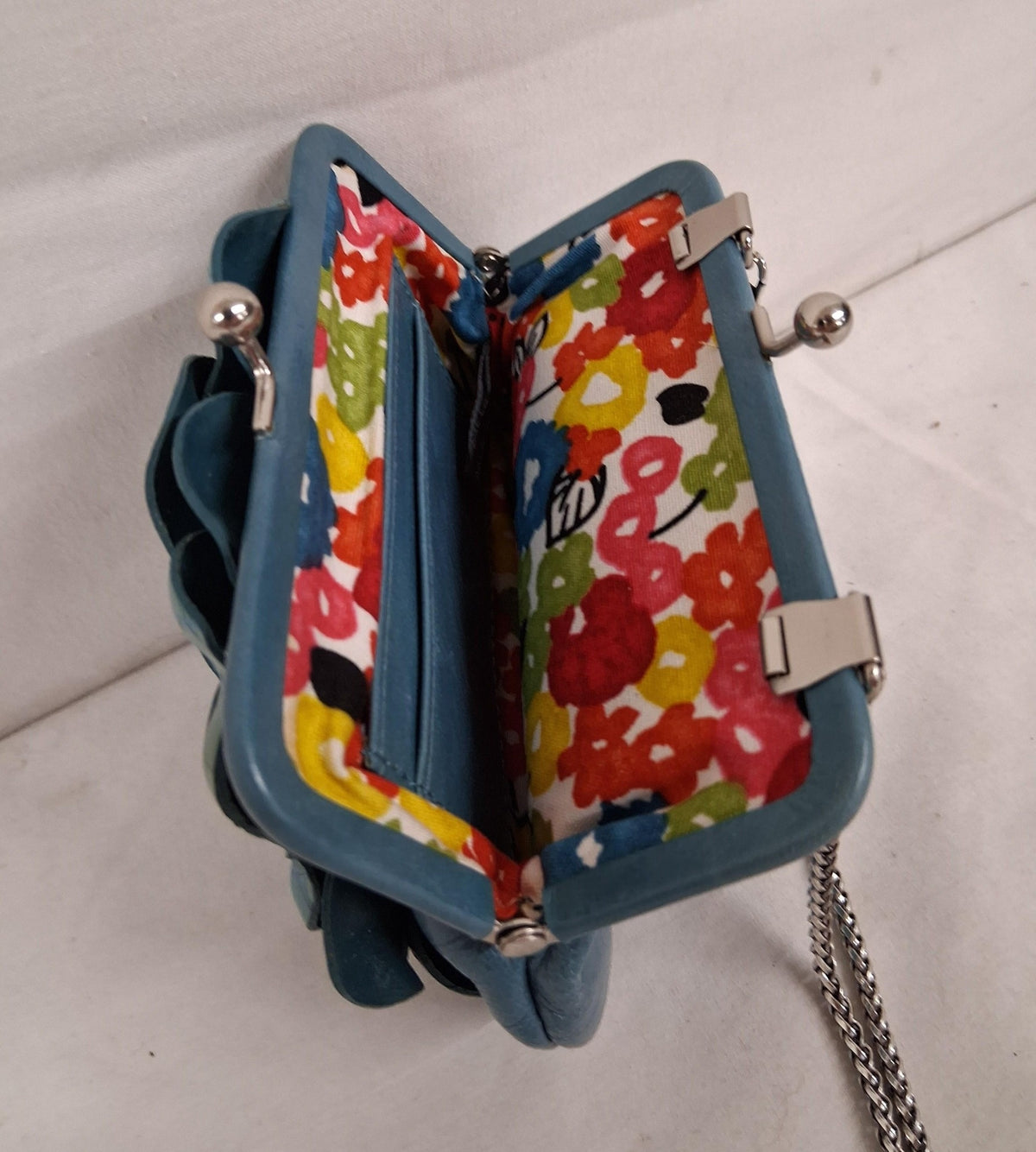 Blue coin purse handbag with sculpted flower front, kiss-lock frame and silver-tone chain strap, view 4