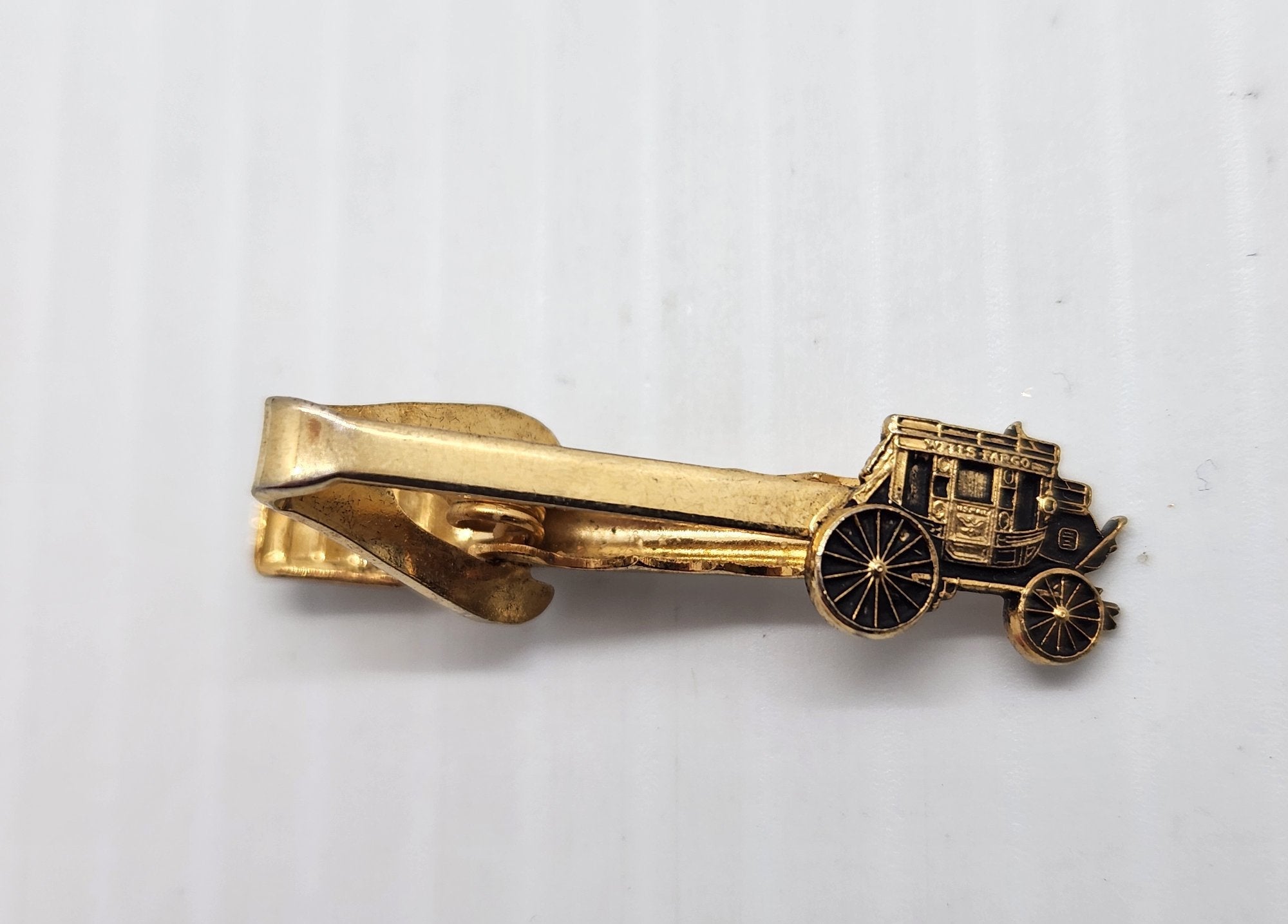 (Need Hero Pics) Vintage Wells Fargo Gold-Tone Stagecoach Cufflinks Tie Clip Set Mid-Century