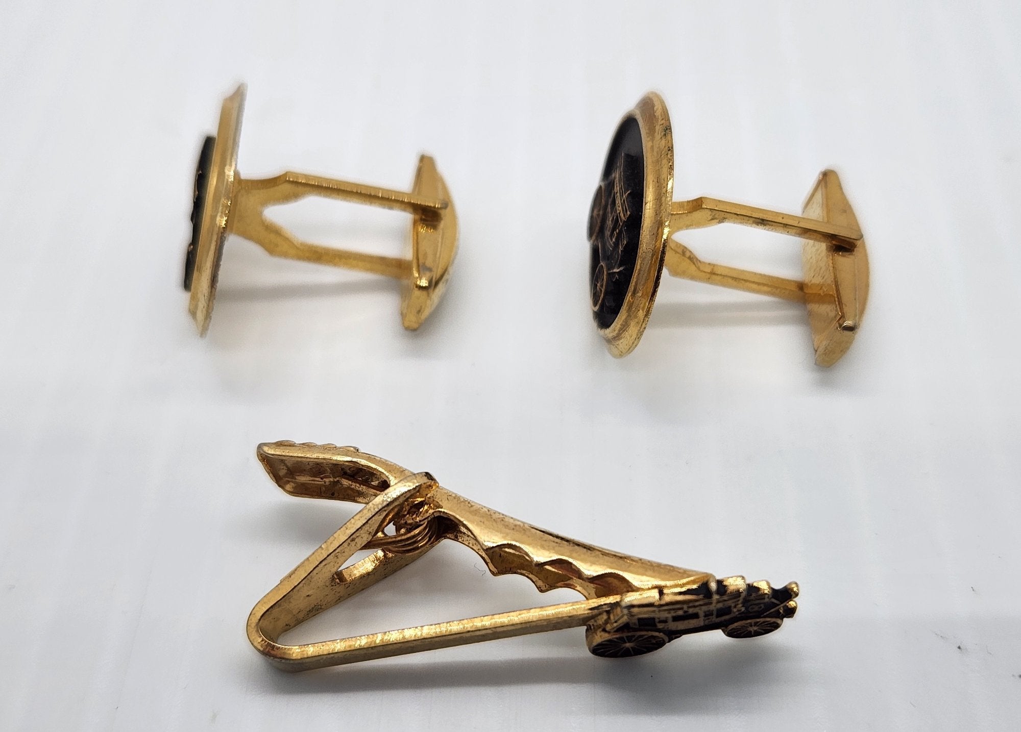 (Need Hero Pics) Vintage Wells Fargo Gold-Tone Stagecoach Cufflinks Tie Clip Set Mid-Century