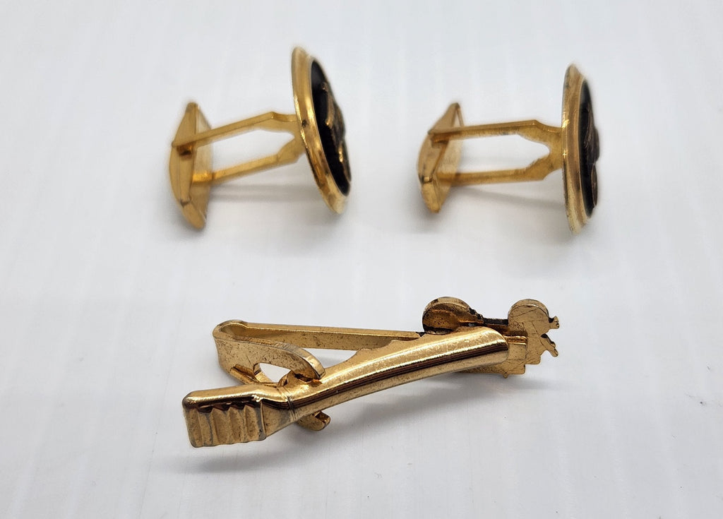 (Need Hero Pics) Vintage Wells Fargo Gold-Tone Stagecoach Cufflinks Tie Clip Set Mid-Century