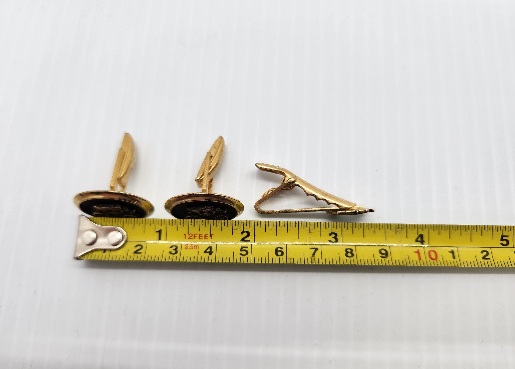 (Need Hero Pics) Vintage Wells Fargo Gold-Tone Stagecoach Cufflinks Tie Clip Set Mid-Century