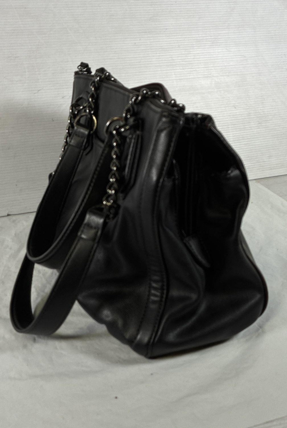 Simply Vera Vera Wang Black Burgundy Leather Inner Zipped Pockets Tote Bag