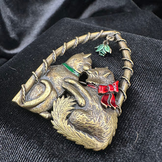 Signed JJ antique gold-tone brooch of two cats kissing under a mistletoe arch, view 4
