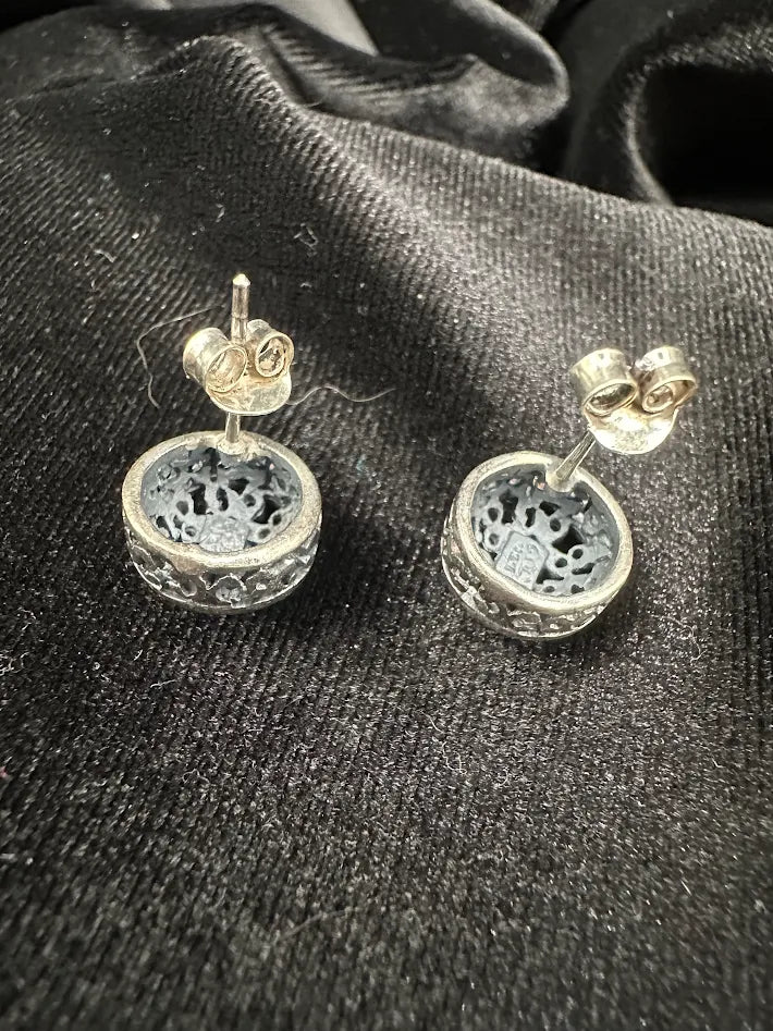 Silver Tone Filigree Stud Earrings Round Ornate Scroll Design Vintage Style Classic Elegant Minimalist Jewelry