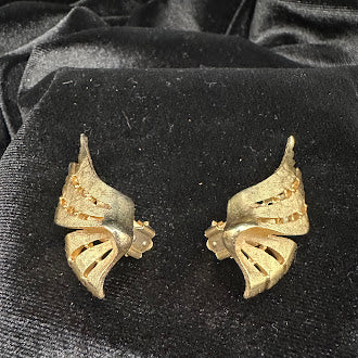 Gold Tone Wing Clip Earrings Sculptural Feather Design Vintage Statement Jewelry Unsigned