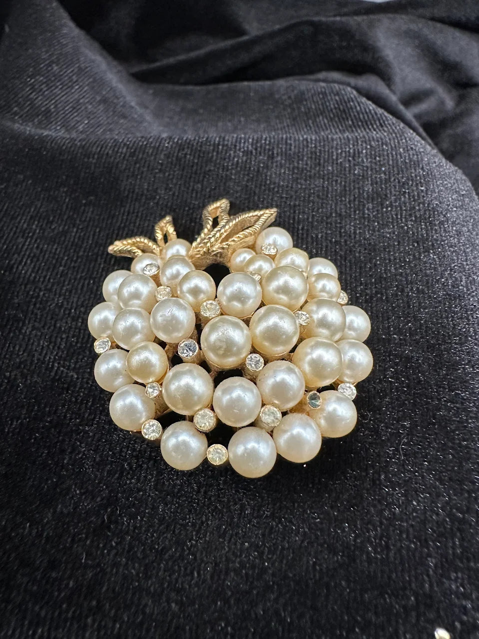 Gold-tone grape cluster brooch with pearl-style beads, clear crystals and textured leaf, view 6