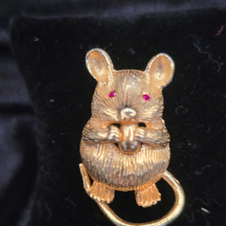 DeNicola gold tone mouse brooch eating crumb with pink eyes