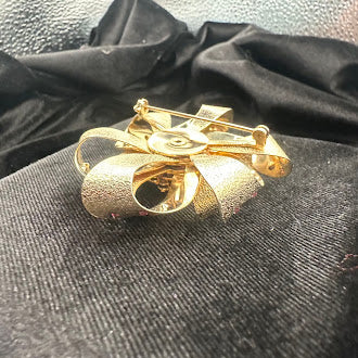 Gold Tone Pink Crystal Pinwheel Brooch Textured Ribbon Swirl Design