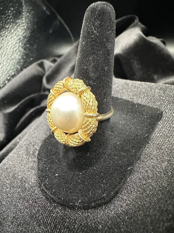 1960s–70s Coro Faux Pearl Ring Gold Tone Wreath Setting Statement Ring Size [Insert] Classic Designer