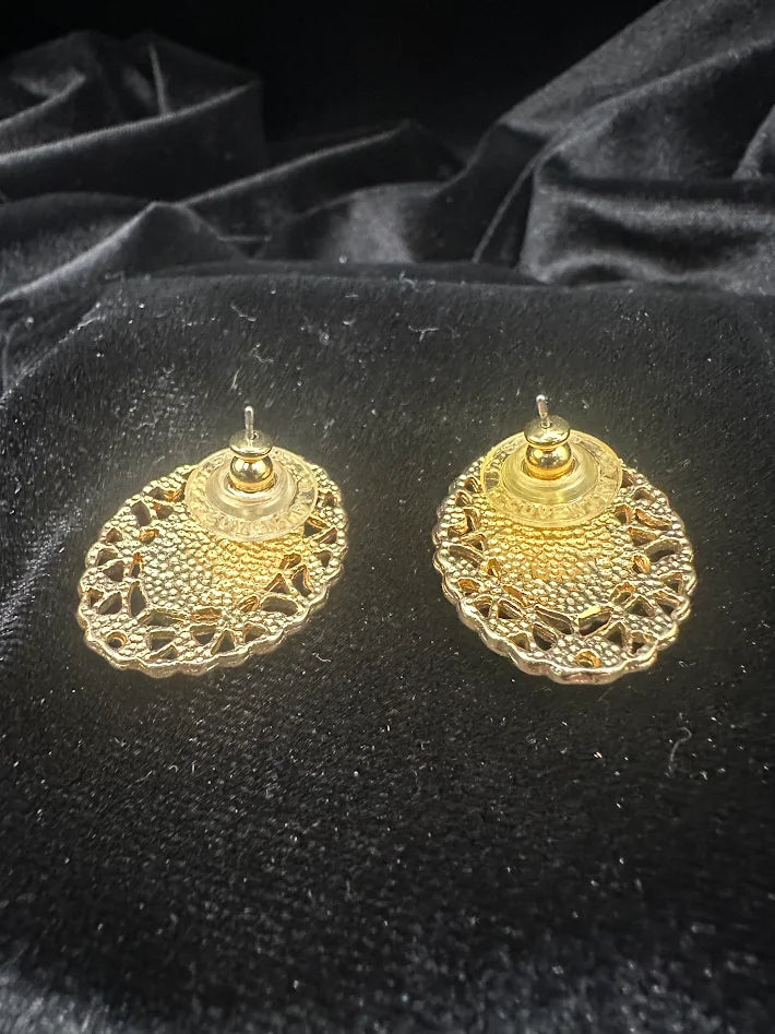Sarah Coventry Gold Tone Filigree Clip Earrings Oval Clear Crystal Cabochon Vintage Statement Jewelry
