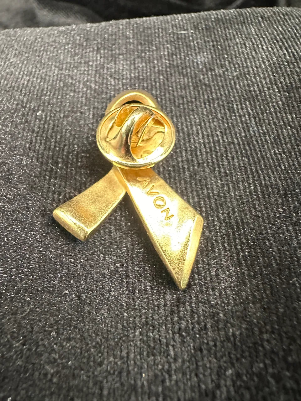Avon gold-tone ribbon brooch with pink crystal accents, view 2
