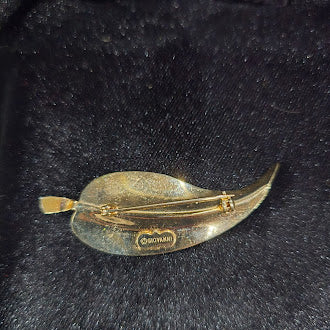 Giovanni Signed Gold Tone Leaf Brooch Brushed Leaf Pin Curved Feather Leaf Design Minimalist Nature Jewelry Safety Clasp
