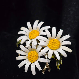 Gold-tone brooch with a cluster of white enamel daisies and yellow centers, view 2